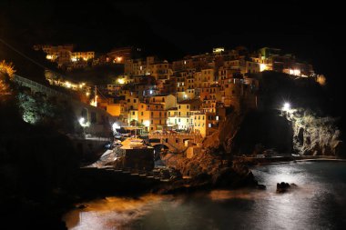İtalyan şehri Manarola. Chinque Terre, gece manzarası