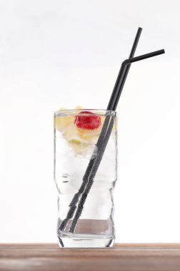 Taze Soğuk Vişne ve buz küpleri ile kokteyl