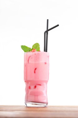 Alkol çilek ve süt ile kokteyl