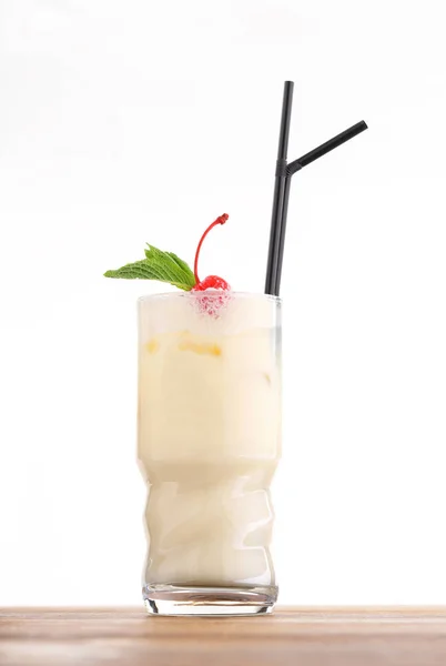 Cocktail Álcool Frio Com Cubos Gelo Cereja — Fotografia de Stock