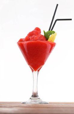 Soğuk alkol buz küpleri ve dondurma ile kokteyl