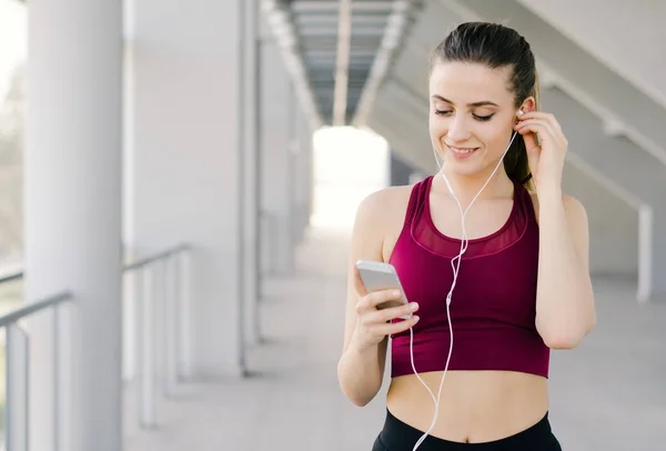 Retrato Una Joven Activa Que Navega Por Música Preparación Para —  Fotos de Stock