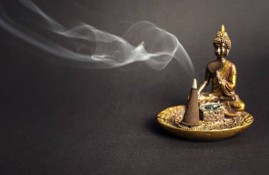 Buda ipek tutucu koni ve duman yanma ile. Meditasyon ve yoga atmosfer