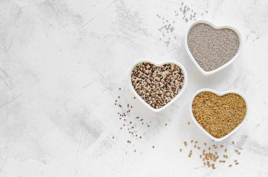 Chia quinoa mix ve keten tohumu kalbinde beyaz vintage ahşap zemin yüzeyi kase şeklinde