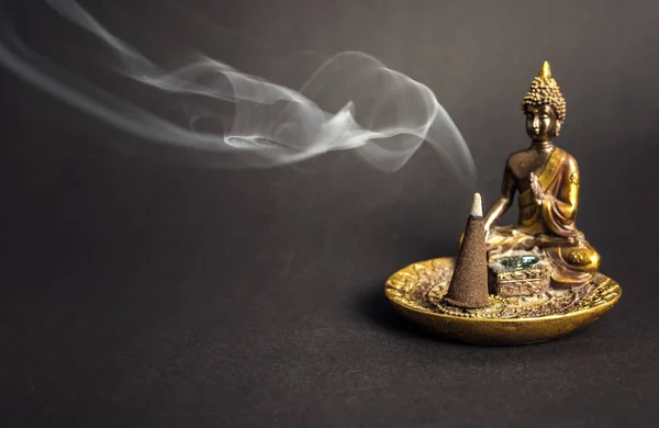Buda ipek tutucu koni ve duman yanma ile. Meditasyon ve yoga atmosfer