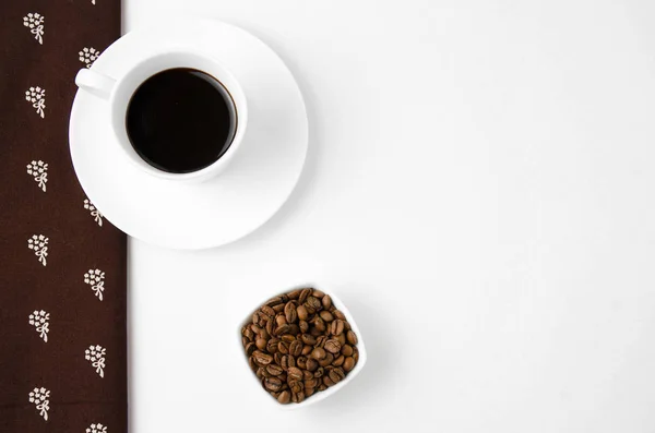 Schwarze Kaffeetasse Und Kaffeebohnen Overhead Set Mit Ausgerichteten Braunen Tischdecken — Stockfoto