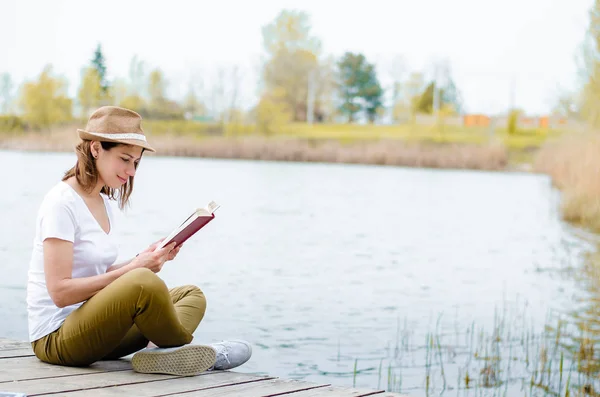Όμορφη Κοπέλα Διαβάζοντας Ένα Βιβλίο Από Λίμνη Κάθεται Μια Ξύλινη — Φωτογραφία Αρχείου