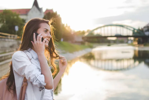 Ung Vacker Flicka Njuter Telefonsamtal Kvällen Vid Floden Vid Solnedgången — Stockfoto