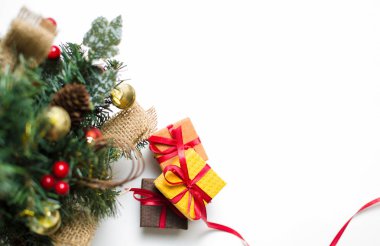 Bir kopya alanı ile Noel ağacı üstten görünüm altında kırmızı kurdele ile Noel hediyeleri. Tatil tebrik kartı. 