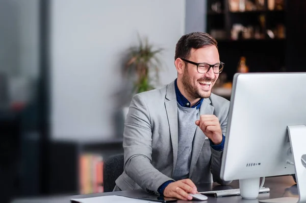 Joven Empresario Exitoso Sonriendo Mientras Mira Puntaje Negocio Monitor Computadora — Foto de Stock