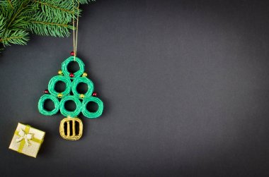 Köknar dalı, el yapımı ağaç ve metin için kopya yer ile kara tahta üzerinde bir küçük hediye kutusu ile doğal Noel dekorasyon