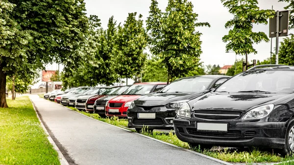 Halka açık otoparkta çapraz park edilmiş araba hattı