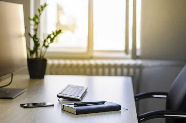 Leeres Büro mit offenen Fenstern an einem sonnigen Tag, Seitenblick. — Stockfoto