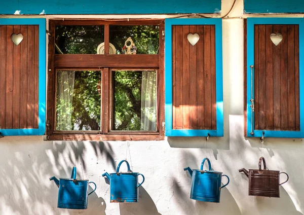 Exterior de la antigua casa con persianas en forma de corazón y regaderas —  Fotos de Stock