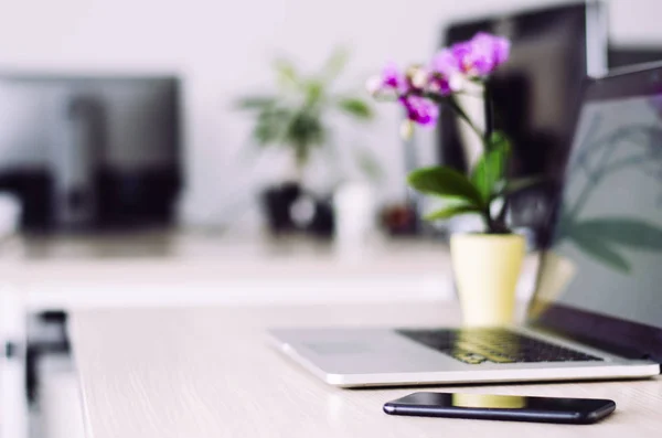 Schöner und gepflegter Bürotisch mit Smartphone im Fokus — Stockfoto