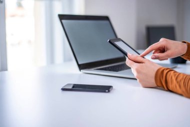 Teknik araçları kullanarak kadın ellerinin kapatılması