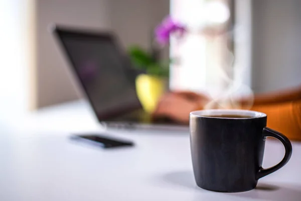 Primer plano de la bebida de café caliente en el escritorio de la oficina blanca — Foto de Stock