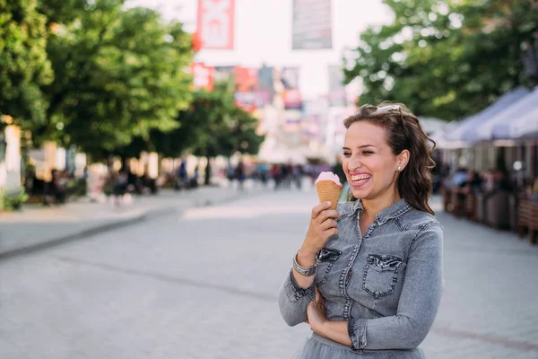 Sokakta dondurma konisi tutan güzel genç kadın ve smil