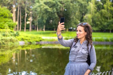 Parkta selfie portresi çeken genç şık kız öğrenci 