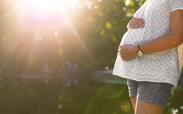 Mujer embarazada al aire libre al atardecer — Foto de Stock