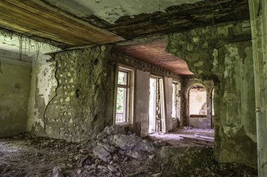 Harabeler içindeki eski ev, yıkılan duvarlar, ürpertici.. 