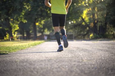 Maraton koşucusunun bacaklarının arkası 