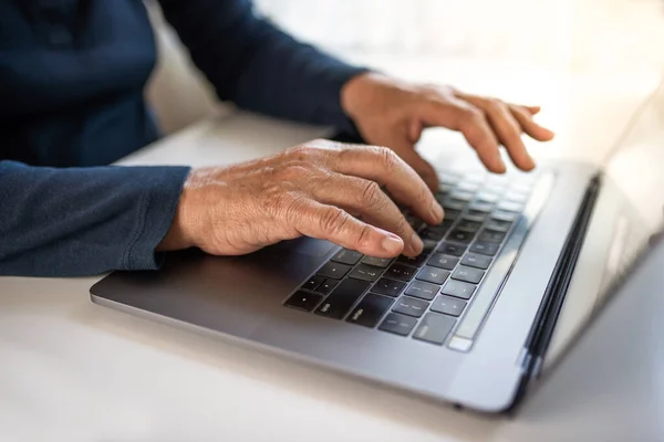 Pessoa Sênior Digitando Laptop Close Mãos Enrugadas Idosos Que Utilizam — Fotografia de Stock
