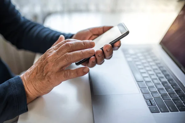 Senior Person Som Använder Mobiltelefon Och Bärbar Dator Hemma Närbild — Stockfoto