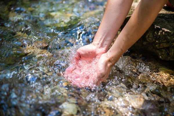 Primer Plano Las Manos Femeninas Las Aguas Cristalinas Montaña Medio —  Fotos de Stock