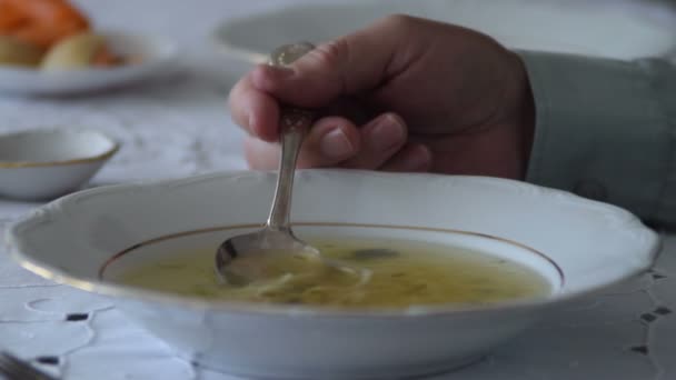 Homem Idoso Comendo Sopa Frango Com Macarrão Agitar Colher Prata — Vídeo de Stock