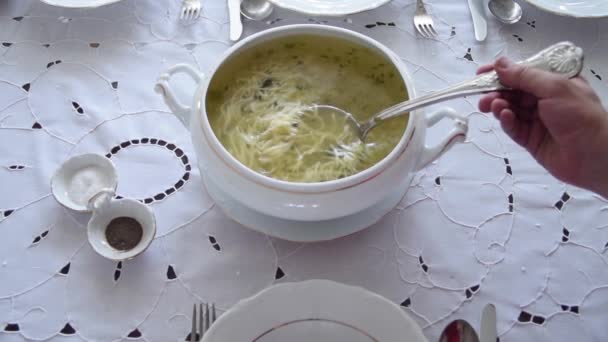 Cuchara Plata Verter Sopa Pollo Amarillo Con Fideos Plato Mantel — Vídeos de Stock
