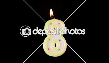 8 numaralı şeklinde Wax mum yakıyor. Video Doğum günün için güzel bir ek.