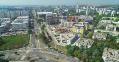 İnşaat alanında. Park. Dron, atış fotoğraf makinesi doğru uçar. Vinçler, beton, sokakları.