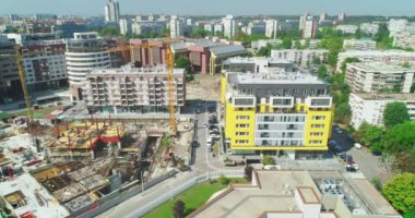 İnşaat alanında. Park. Dron, çekim kamera paralel uçuyor. Vinçler, beton, sokakları.