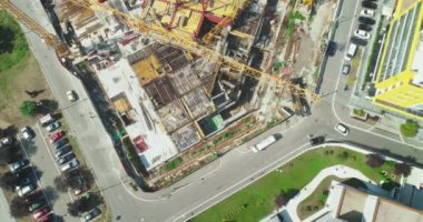 İnşaat alanında. Park. Ortogonal ileri hareketli vurdu. Vinçler, beton, sokakları.