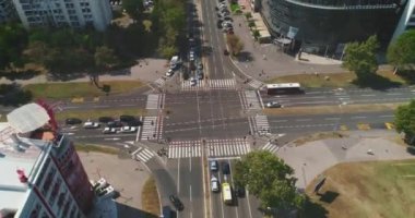 Yol kavşağı donwtown. Yol boyunca kamera sinekler.