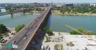 Otoban. Kamera karayolu boyunca yayılır. Uçak atış. Güneşli gün.