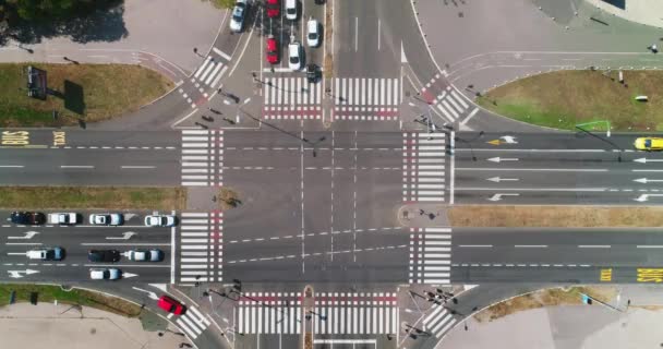 Straßenkreuzung Innenstadt Drohnenschuss Kamera Steigt Auf — Stockvideo
