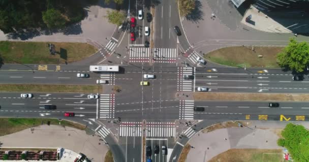 Straßenkreuzung Innenstadt Drohnenschuss Kamera Abstieg — Stockvideo