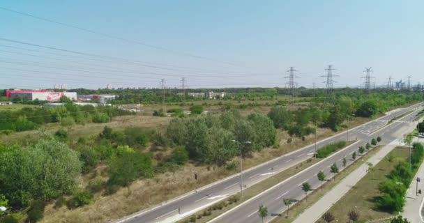 Linhas Eléctricas Postes Rua Carros Arbustos Tráfego Baixo Drone Disparado — Vídeo de Stock