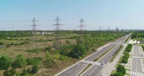 Távvezeték Távvezeték Street Autók Bokrok Alacsony Forgalom Drone Szemcsésedik Ból — Stock videók