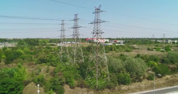 Linie Energetyczne Pylony Ulicy Samochody Krzewy Małym Natężeniu Ruchu Panoramowanie — Wideo stockowe