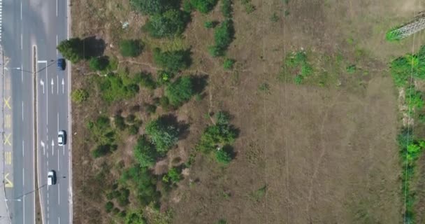 Linie Energetyczne Pylony Ulicy Samochody Krzewy Drone Ortogonalnych Strzał Przekazania — Wideo stockowe