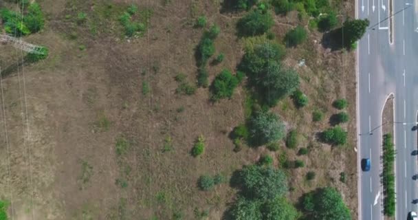 Linii Electrice Stâlpi Stradă Maşini Tufişuri Drone Ortogonal Împușcat Zbor — Videoclip de stoc