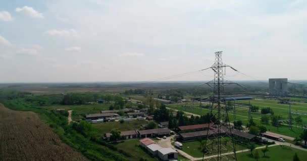 Obelisk Mocy Linii Drone Strzał Aparat Schodzi — Wideo stockowe