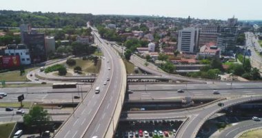 Trafik Kavşağı, fotoğraf makinesi yolu ile paralel uçuyor. İnşaat zemin.