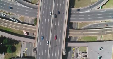 Ateş trafik Kavşağı, dik. Yol araba kamyon ağaçlar.
