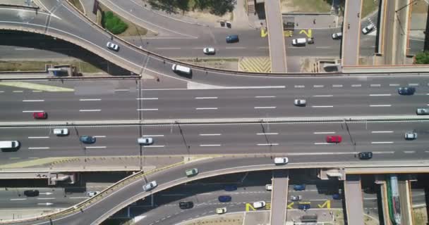 Intercambio Tráfico Disparo Ortogonal Árboles Camiones Carretera — Vídeo de stock