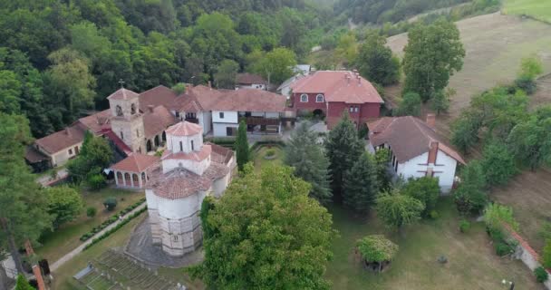 Monasterio Medio Bosque Disparo Dron Ascendente — Vídeo de stock