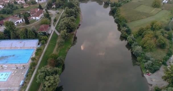 Sungai Jembatan Langit Memantulkan Air Kamera Terbang Depan Panci Bawah — Stok Video